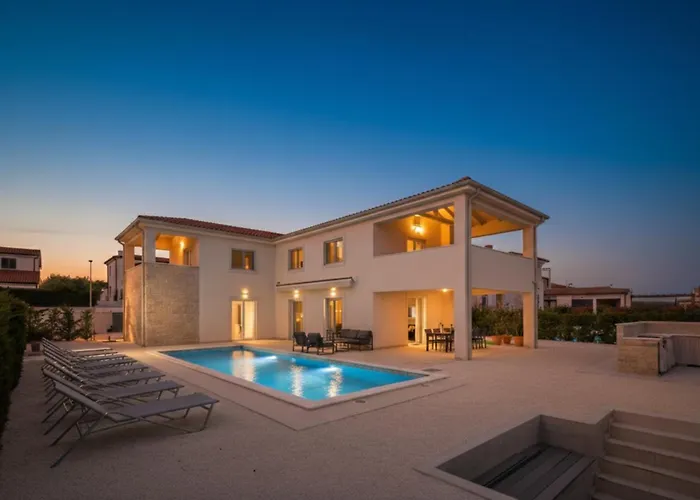Villa The Red Roof House - King Beds - Pool