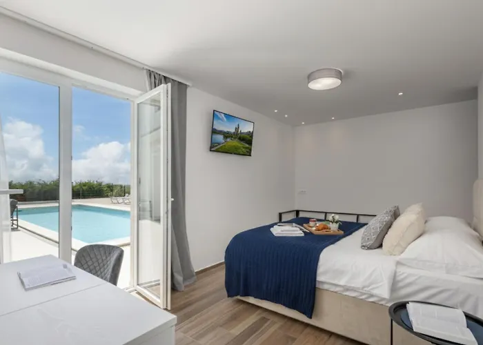The Red Roof House - King Beds - Pool Villa