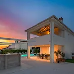 The Red Roof House - King Beds - Pool