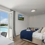 The Red Roof House - King Beds - Pool فيلة