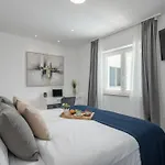 The Red Roof House - King Beds - Pool
