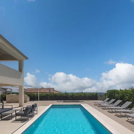 The Red Roof House - King Beds - Pool فيلة