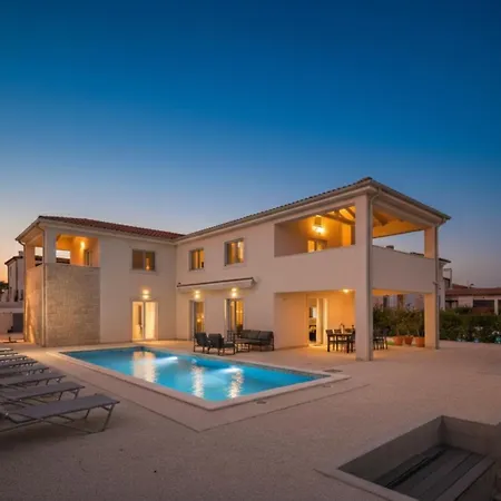 فيلة The Red Roof House - King Beds - Pool