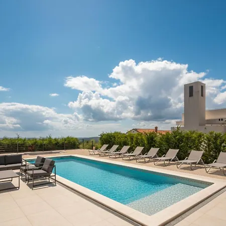 فيلة The Red Roof House - King Beds - Pool *